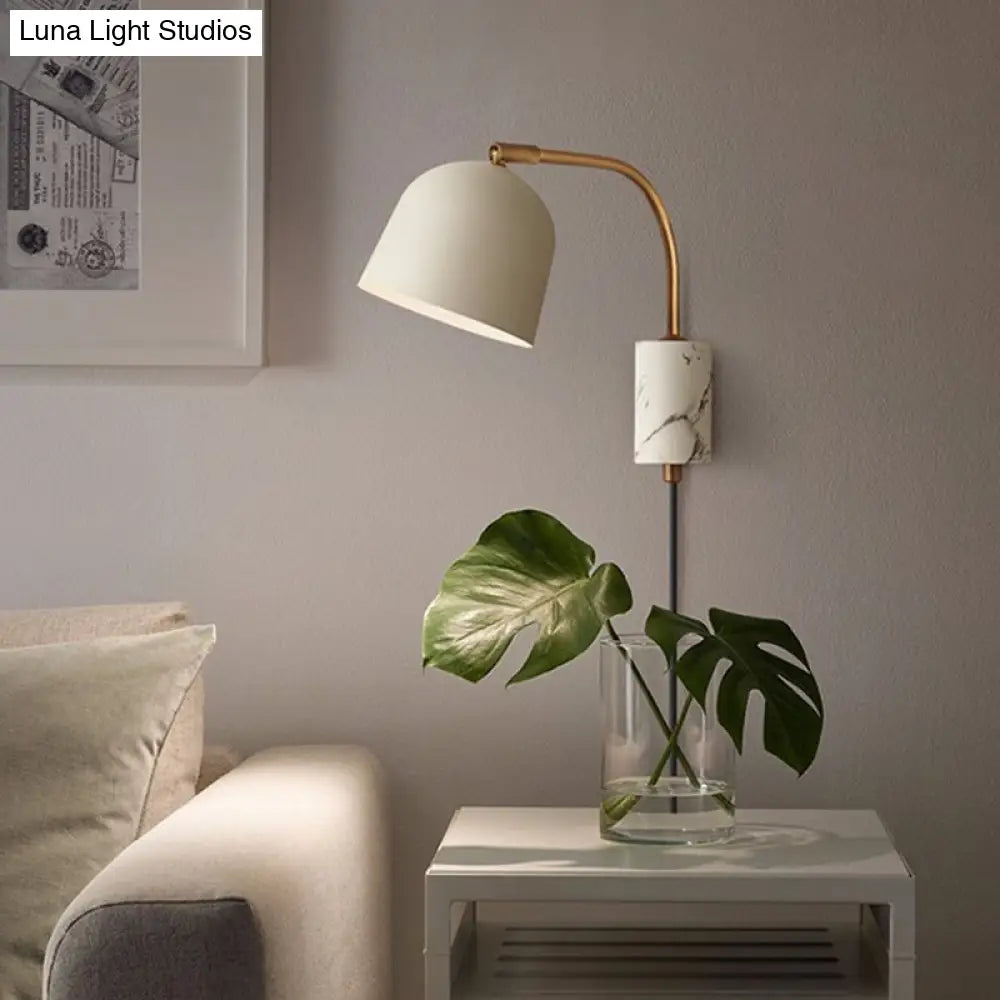 Aplique de pared moderno con forma de cúpula DecorBites™ con pantalla metálica y 1 cabezal en blanco/azul/latón