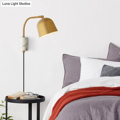 Aplique de pared moderno con forma de cúpula DecorBites™ con pantalla metálica y 1 cabezal en blanco/azul/latón