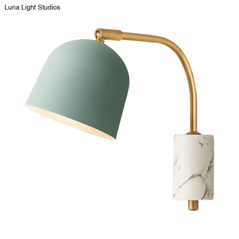 Aplique de pared moderno con forma de cúpula DecorBites™ con pantalla metálica y 1 cabezal en blanco/azul/latón