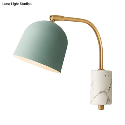 Aplique de pared moderno con forma de cúpula DecorBites™ con pantalla metálica y 1 cabezal en blanco/azul/latón