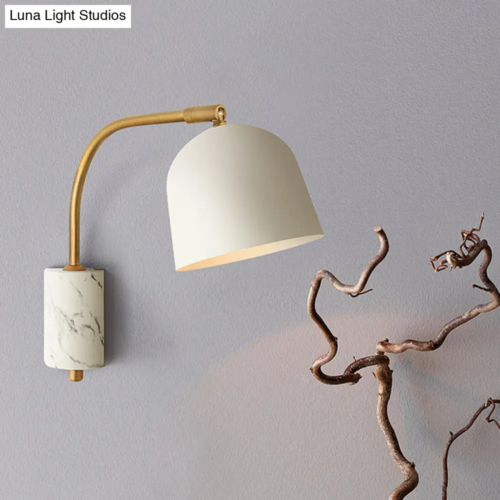 Aplique de pared moderno con forma de cúpula DecorBites™ con pantalla metálica y 1 cabezal en blanco/azul/latón