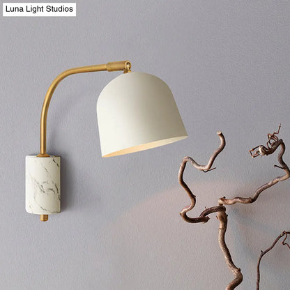 Aplique de pared moderno con forma de cúpula DecorBites™ con pantalla metálica y 1 cabezal en blanco/azul/latón