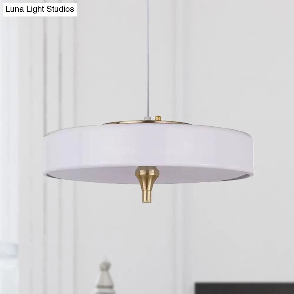 Lámpara de techo moderna tipo tambor, de metal azul claro, blanco y negro, con 3 luces, ideal para comedor.