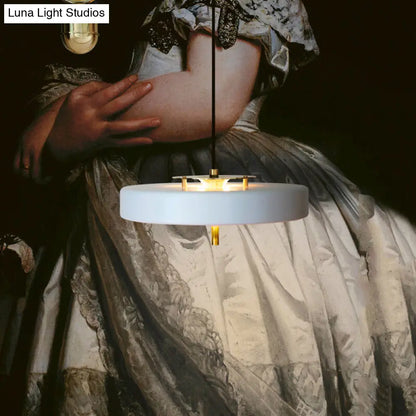 Lámpara de techo moderna tipo tambor, de metal azul claro, blanco y negro, con 3 luces, ideal para comedor.