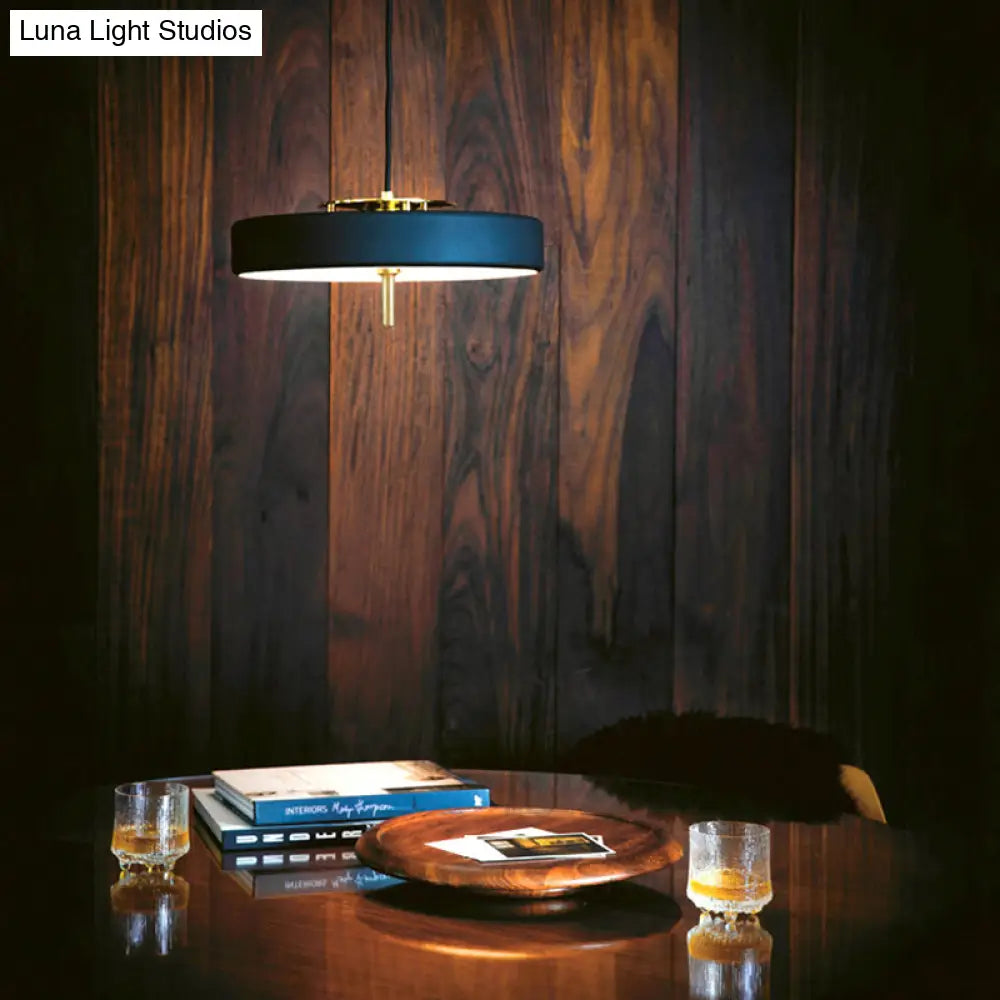 Lámpara de techo moderna tipo tambor, de metal azul claro, blanco y negro, con 3 luces, ideal para comedor.