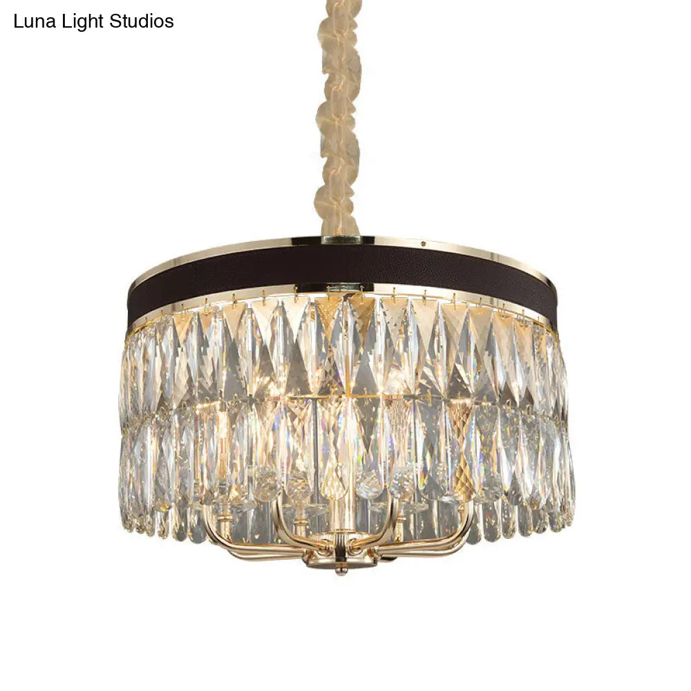 Lámpara de araña moderna tipo tambor con cristal facetado, 8 bombillas, acabado en negro y dorado.
