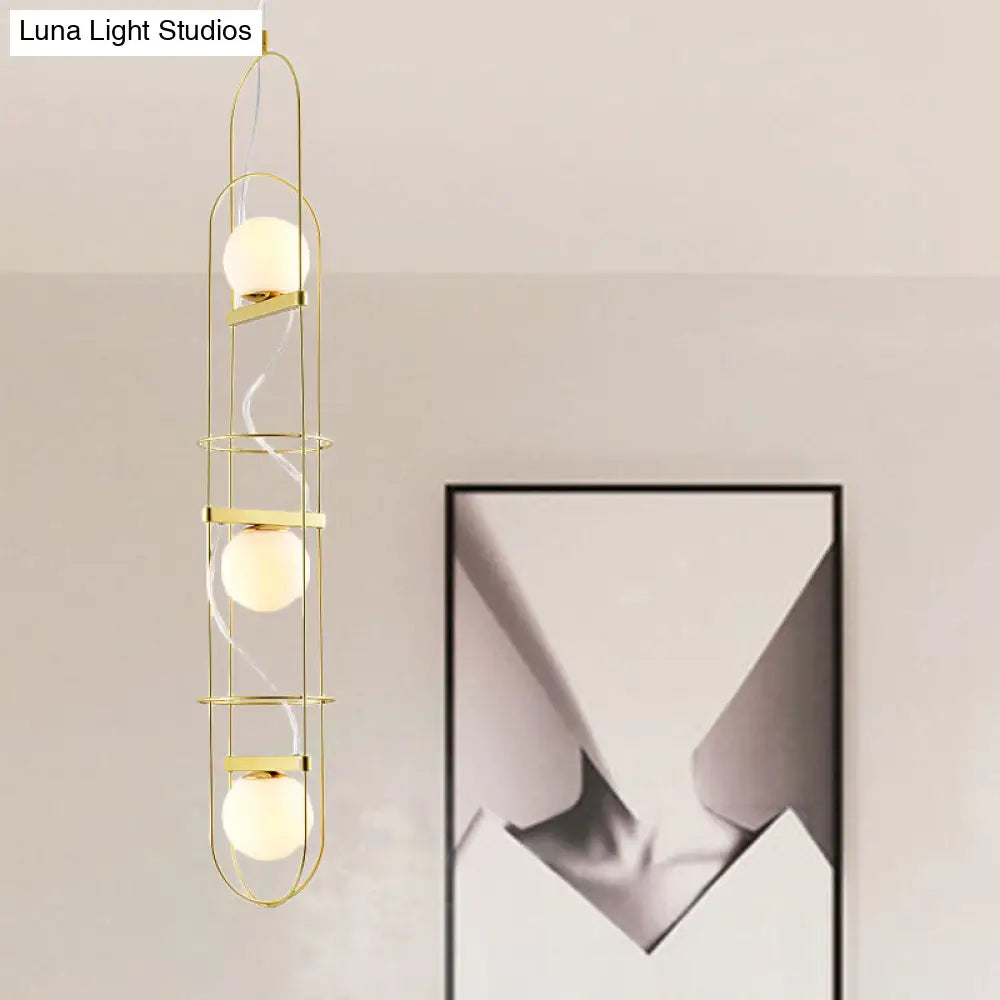 Lámpara de araña moderna dorada con estructura metálica ovalada - Lámpara de techo esférica de cristal blanco (3 cabezales)