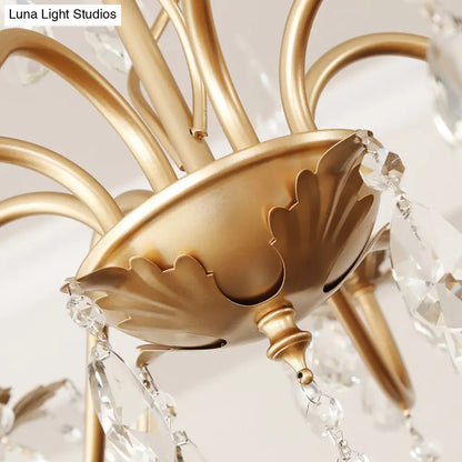 Lámpara de araña metálica moderna de 5/8 luces con acabado dorado, decoración de cristal y brazo curvo.