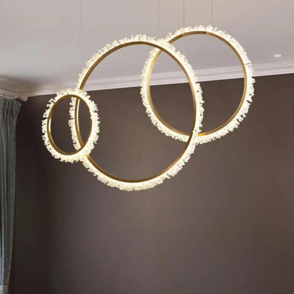 Lámpara colgante LED moderna con aro dorado y cristales, kit con tres opciones de ancho: luz cálida, blanca y natural.