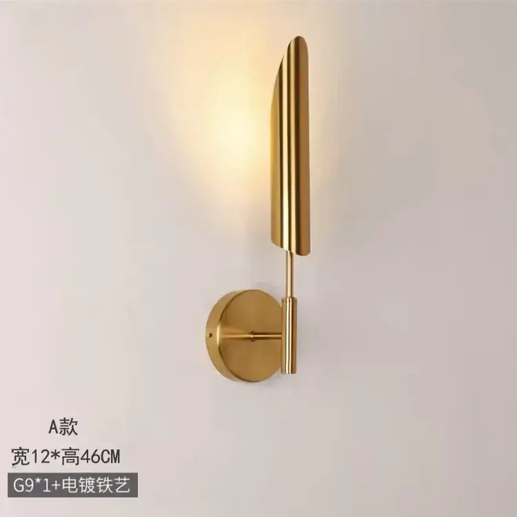 Modern golden inclined tube wall lamp with a gold-finished leaf-shaped design and vertical ridges for elegant decorbites golden inclined decor