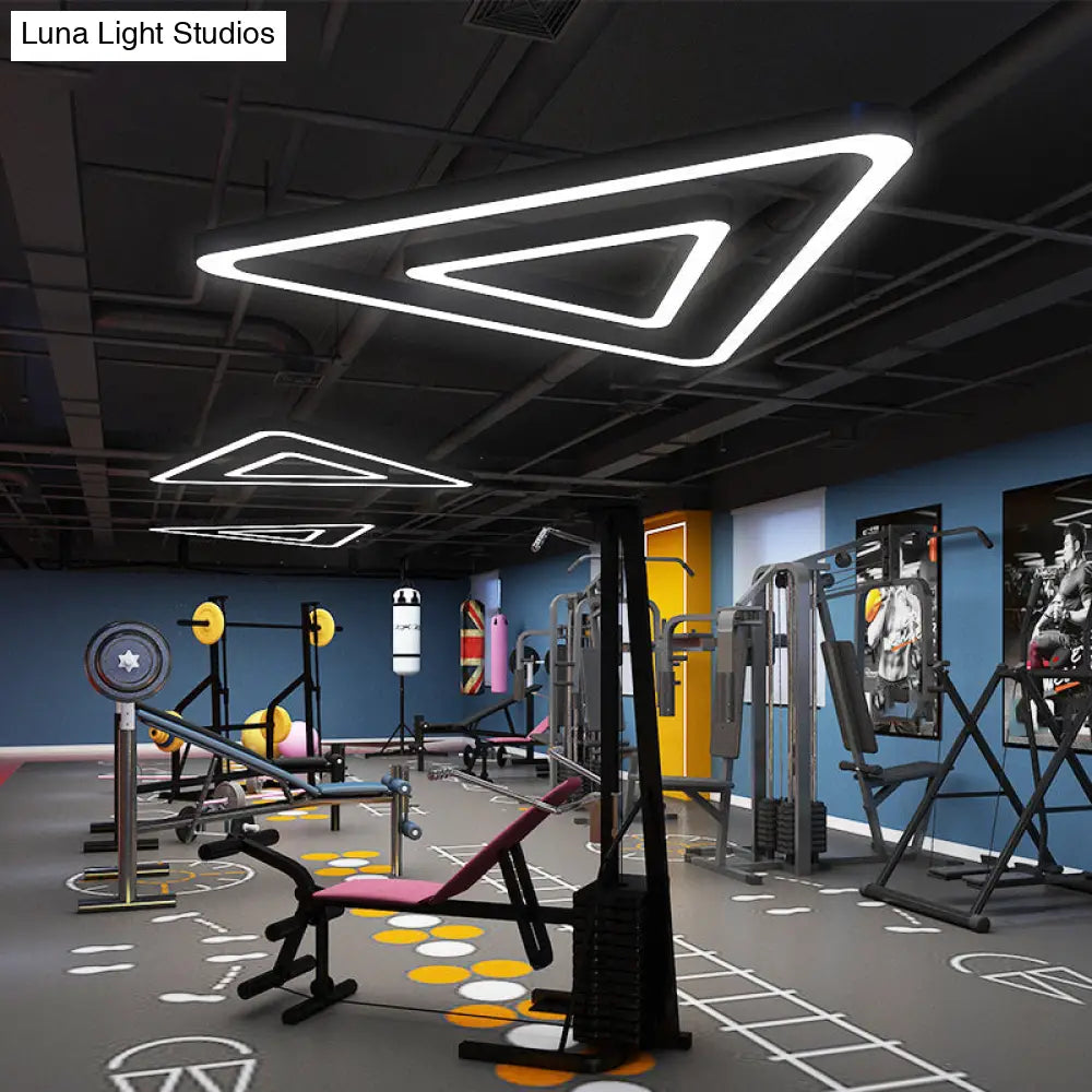 Lámpara colgante triangular LED moderna para gimnasio en color negro - Iluminación de araña metálica