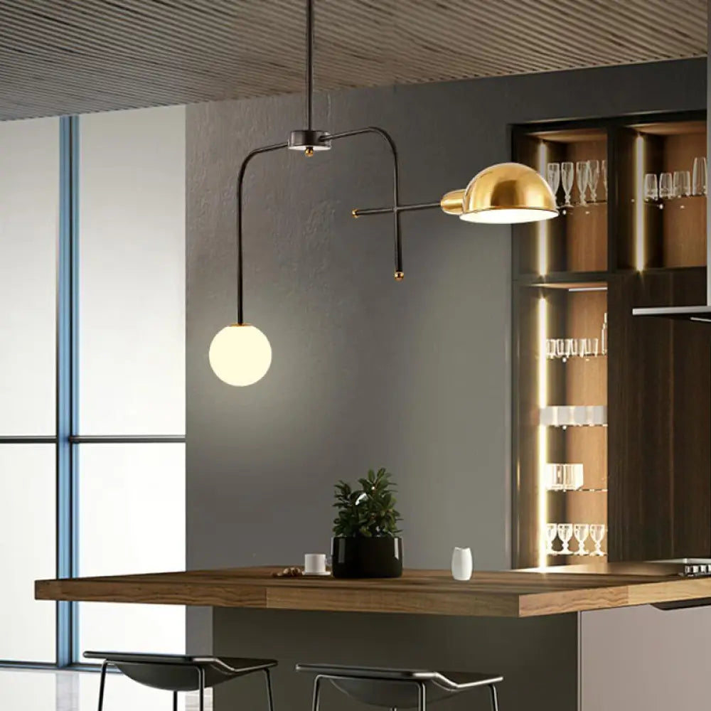 Lámpara de techo colgante moderna con brazos metálicos, 2/4 bombillas, acabado en negro y dorado.