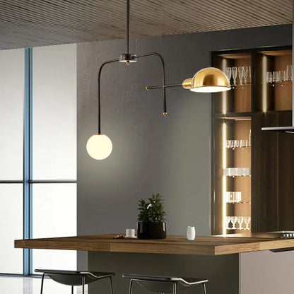 Lámpara de techo colgante moderna con brazos metálicos, 2/4 bombillas, acabado en negro y dorado.