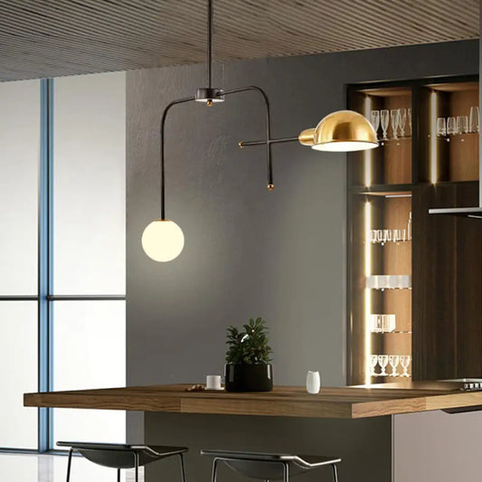 Lámpara de techo colgante moderna con brazos metálicos, 2/4 bombillas, acabado en negro y dorado.