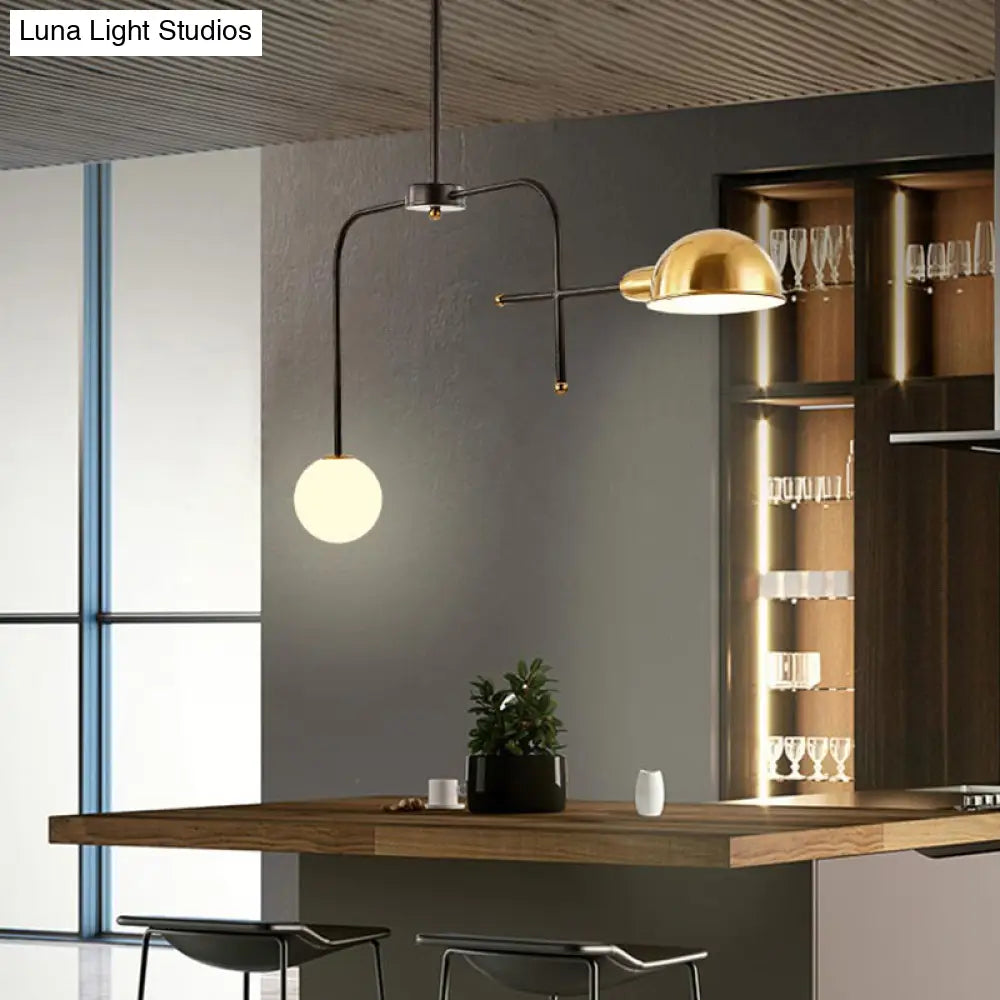 Lámpara de techo colgante moderna con brazos metálicos, 2/4 bombillas, acabado en negro y dorado.