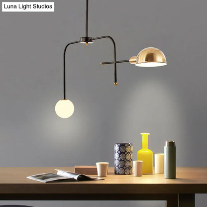 Lámpara de techo colgante moderna con brazos metálicos, 2/4 bombillas, acabado en negro y dorado.