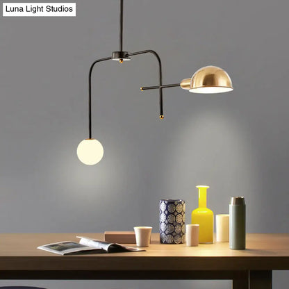 Lámpara de techo colgante moderna con brazos metálicos, 2/4 bombillas, acabado en negro y dorado.