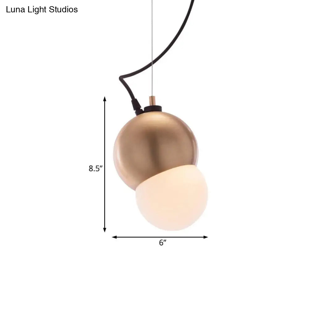 مصباح معلق على شكل قبة معدنية حديثة بإطار ذهبي وغطاء زجاجي أبيض