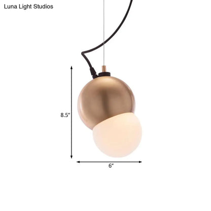 مصباح معلق على شكل قبة معدنية حديثة بإطار ذهبي وغطاء زجاجي أبيض