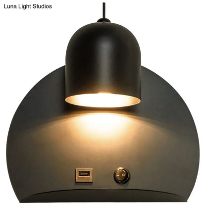 Lámpara de pared moderna de metal DecorBites™ con 1 luz para estudio: diseño sencillo y elegante para una iluminación versátil.