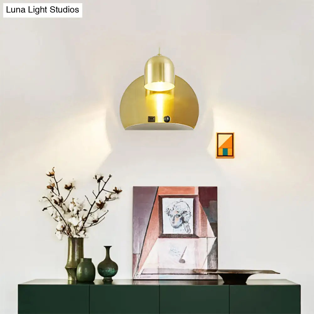 Lámpara de pared moderna de metal DecorBites™ con 1 luz para estudio: diseño sencillo y elegante para una iluminación versátil.