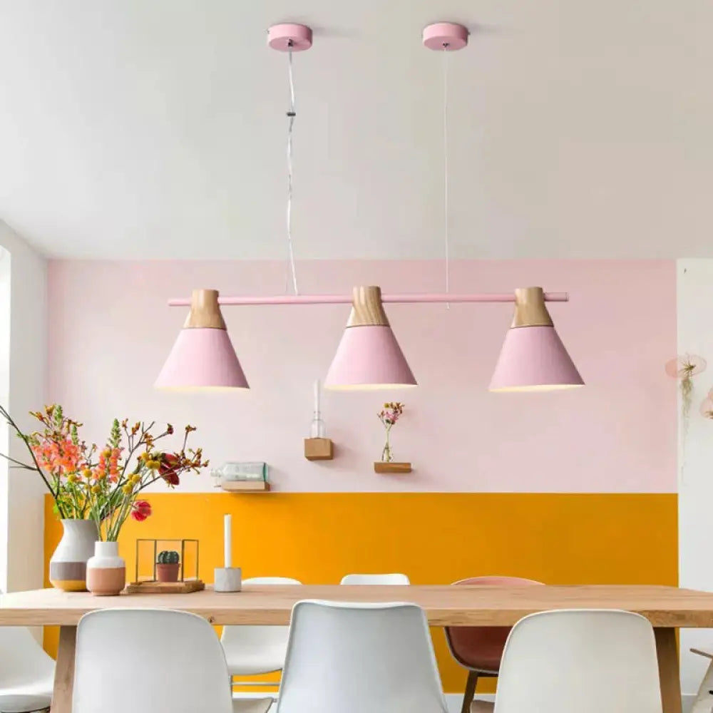 طقم إضاءة مخروطية معدنية حديثة من DecorBites™ مع سطح خشبي - وحدة إضاءة جزيرة بثلاثة رؤوس