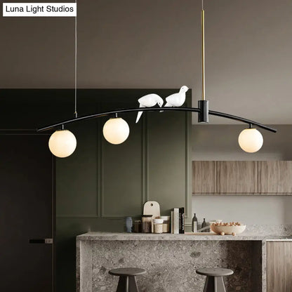 Lámpara de isla moderna en miniatura de cristal opalino DecorBites™ con decoración de pájaro - Lámpara colgante de 3 cabezas en latón negro