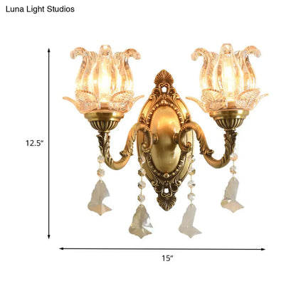 Aplique de pared DecorBites™ Modern Prism Glass con forma floral y detalles de latón