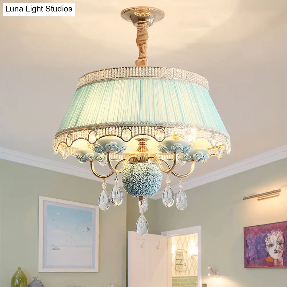 Lámpara de araña moderna con forma de concha: Lámpara de techo colgante de tela rosa/azul/morado con 5 cabezas y gotas de cristal