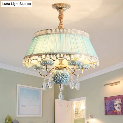 Lámpara de araña moderna con forma de concha: Lámpara de techo colgante de tela rosa/azul/morado con 5 cabezas y gotas de cristal