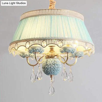 Lámpara de araña moderna con forma de concha: Lámpara de techo colgante de tela rosa/azul/morado con 5 cabezas y gotas de cristal