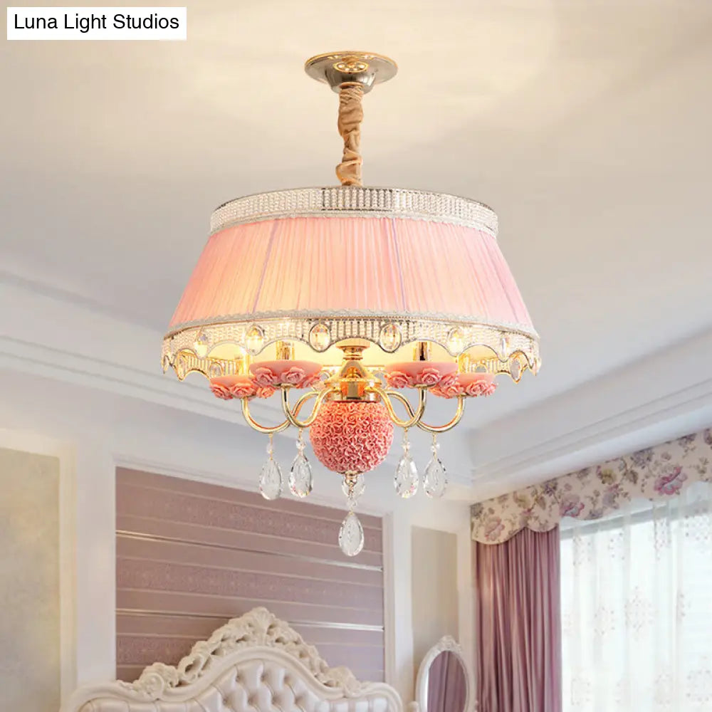 Lámpara de araña moderna con forma de concha: Lámpara de techo colgante de tela rosa/azul/morado con 5 cabezas y gotas de cristal