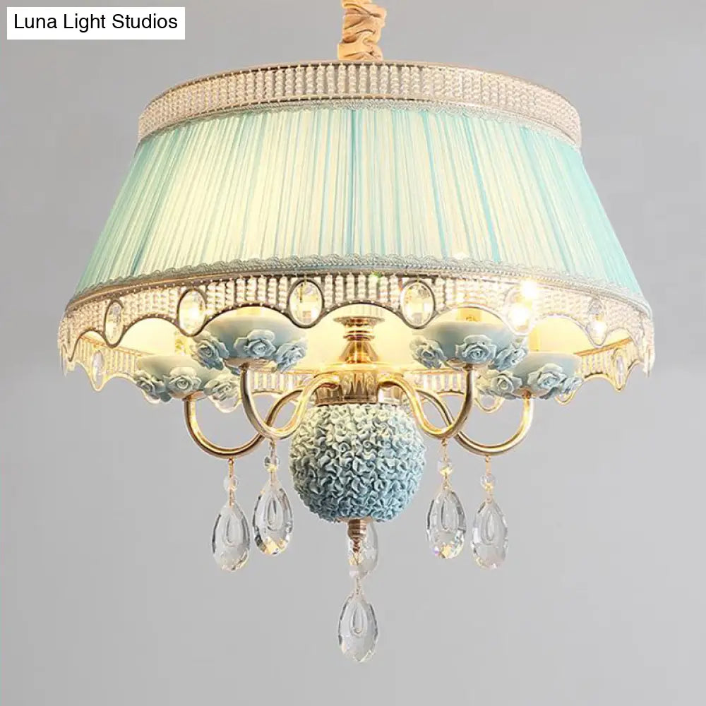 Lámpara de araña moderna con forma de concha: Lámpara de techo colgante de tela rosa/azul/morado con 5 cabezas y gotas de cristal