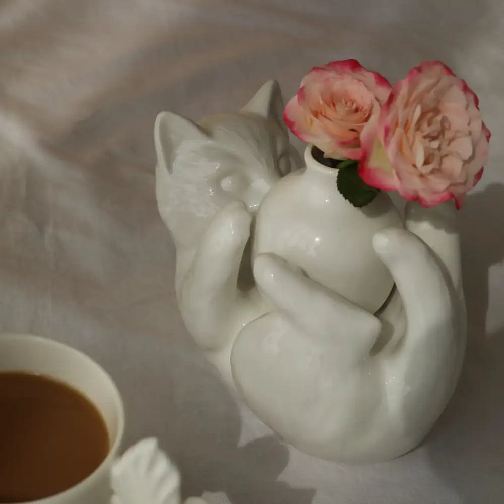 Modern white ceramic cat cartoon vase from decorbites features two embracing cats holding pink roses for living room decor