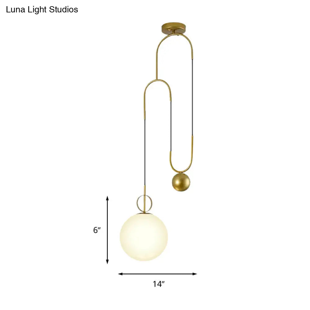 مصباح معلق عصري على شكل كرة زجاجية بيضاء مع وحدة تعليق ذهبية لغرف النوم