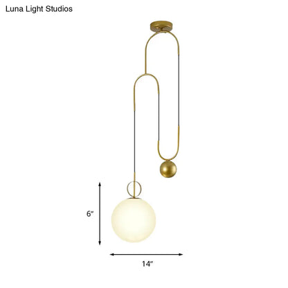 مصباح معلق عصري على شكل كرة زجاجية بيضاء مع وحدة تعليق ذهبية لغرف النوم