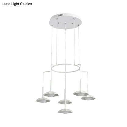 Lámpara de araña modernista de 6 luces: Lámpara de techo colgante blanca con pantalla floral acrílica