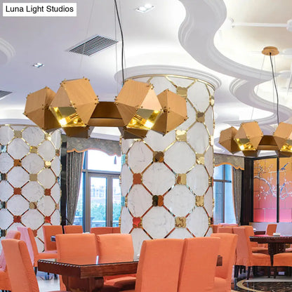 Lámpara de araña modernista de 6 cabezas con forma de poliedro: Lámpara colgante metálica, acabado en madera oscura