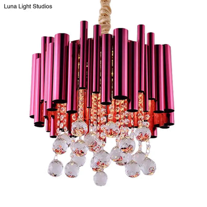Lámpara de araña modernista de 6 luces con tubo delgado en acabado dorado/rojo rosa con detalles de bolas de cristal