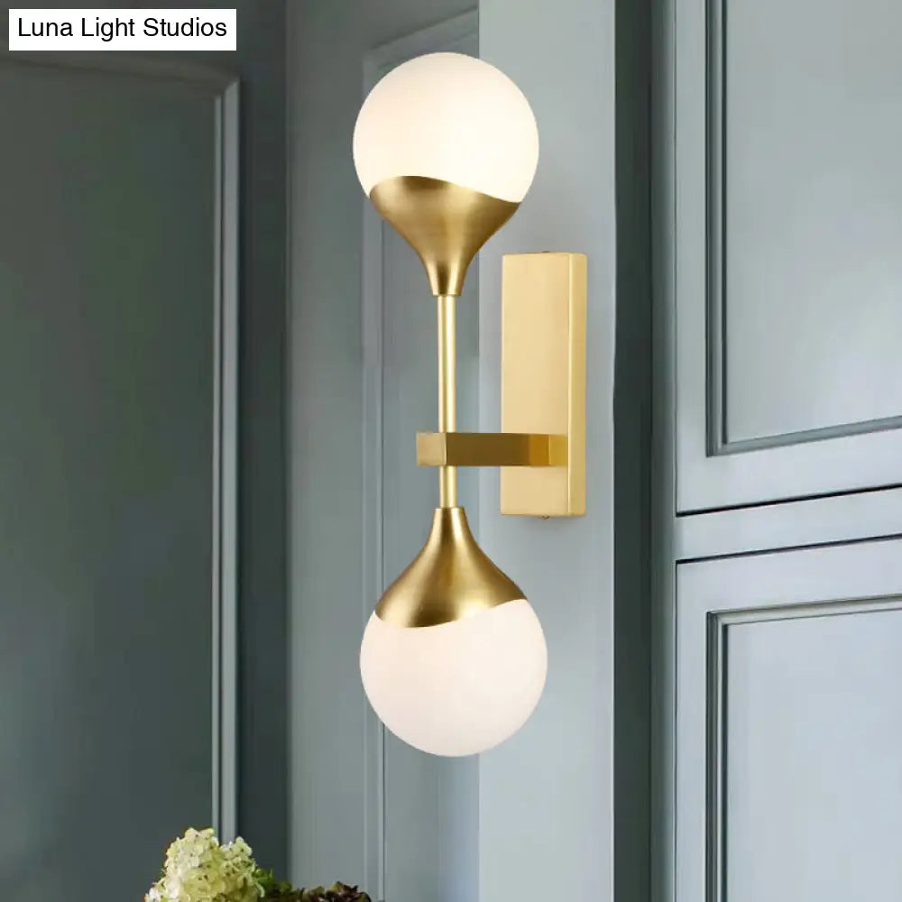 Aplique de pared DecorBites™ Modernist de latón con pantalla de cristal opalino - Iluminación de pared de 2 luces