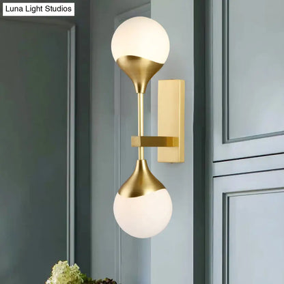 Aplique de pared DecorBites™ Modernist de latón con pantalla de cristal opalino - Iluminación de pared de 2 luces