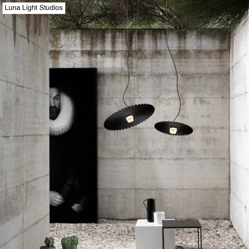 Modernist Circle Metal Hanging Light: Black/Gold Ceiling Lamp for Living Room