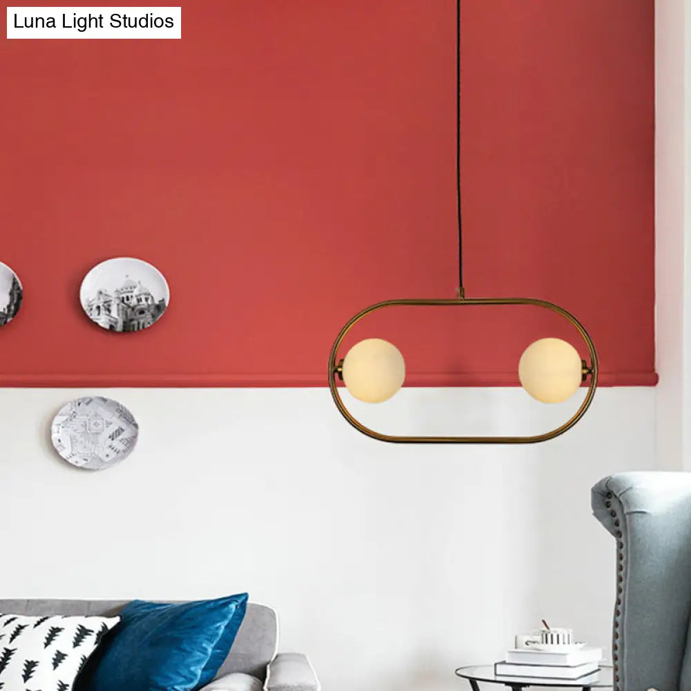 Lámpara de araña modernista con bolas doradas y pantallas de cristal opalino - Lámpara colgante de 2 cabezas