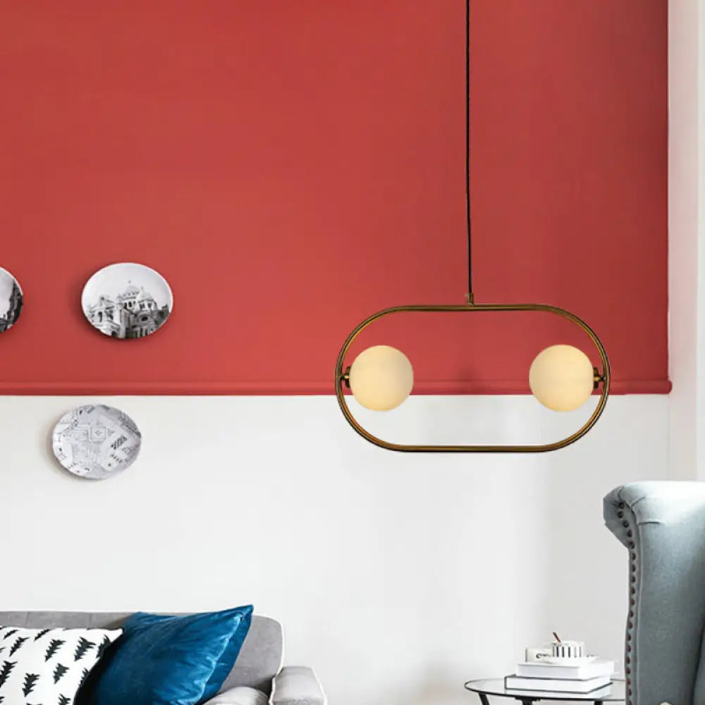 Lámpara de araña modernista con bolas doradas y pantallas de cristal opalino - Lámpara colgante de 2 cabezas