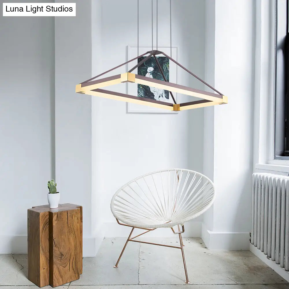 ثريا LED هرمية عصرية - أبيض/بني فاتح، عرض 23.5 بوصة/31.5 بوصة/39 بوصة، مصباح سقف معدني مع إضاءة دافئة