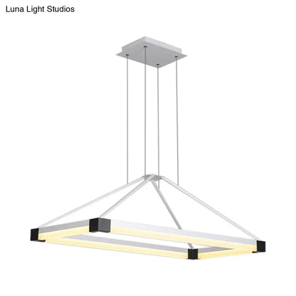 ثريا LED هرمية عصرية - أبيض/بني فاتح، عرض 23.5 بوصة/31.5 بوصة/39 بوصة، مصباح سقف معدني مع إضاءة دافئة