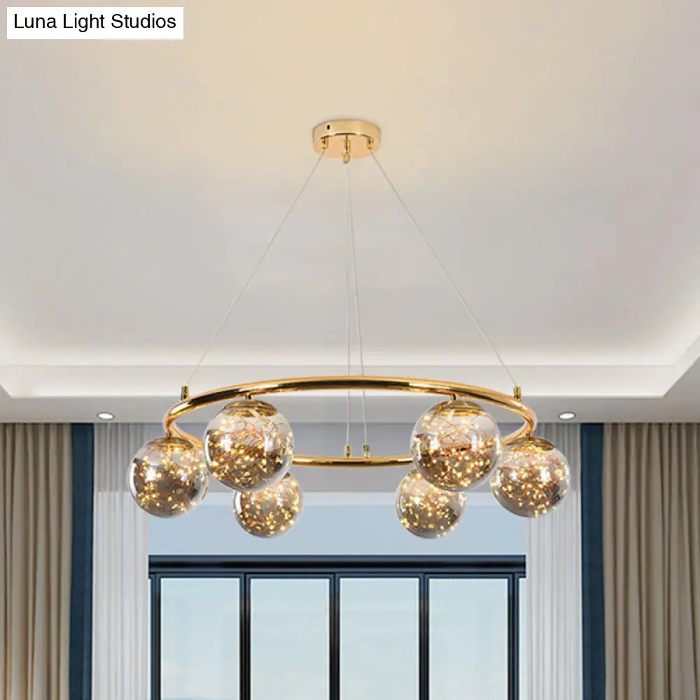 Lámpara de araña modernista de bolas de cristal gris humo - Lámpara colgante de 6 cabezas con anillo de latón y diseño único de luciérnaga