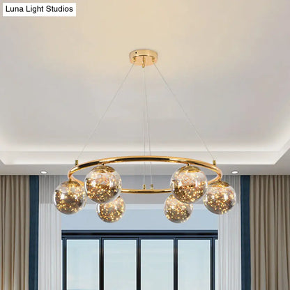 Lámpara de araña modernista de bolas de cristal gris humo - Lámpara colgante de 6 cabezas con anillo de latón y diseño único de luciérnaga