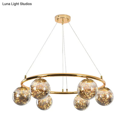 Lámpara de araña modernista de bolas de cristal gris humo - Lámpara colgante de 6 cabezas con anillo de latón y diseño único de luciérnaga