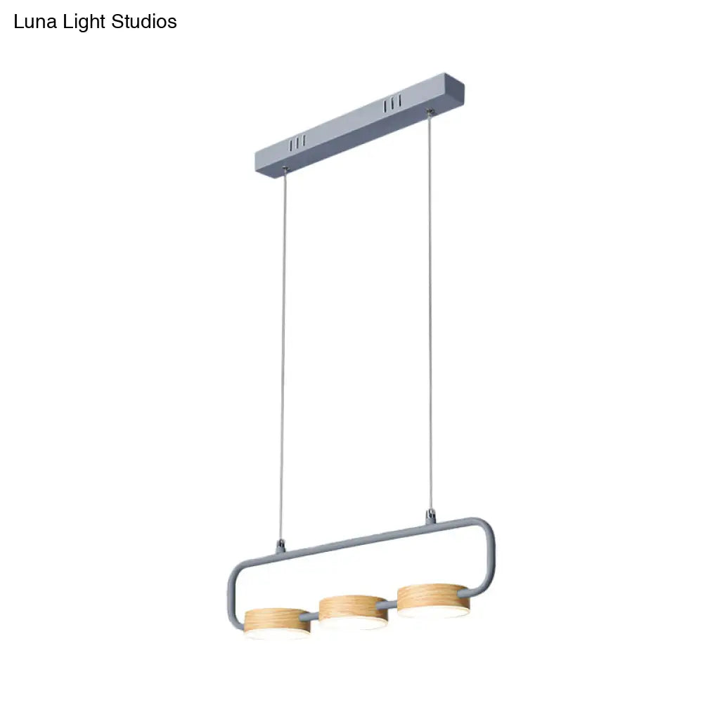 مصباح معلق Nordic بثلاث مصابيح من DecorBites™ مع لمسات معدنية وخشبية لجزيرة المطبخ